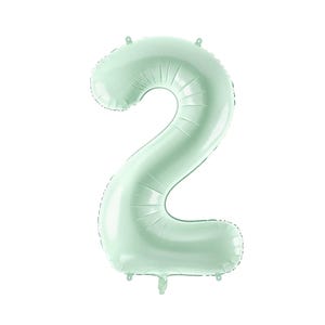 Pu&ograve; includere: Un palloncino di colore verde chiaro a forma di numero due. Il palloncino &egrave; gonfiato e pronto per essere utilizzato per una festa o una celebrazione.