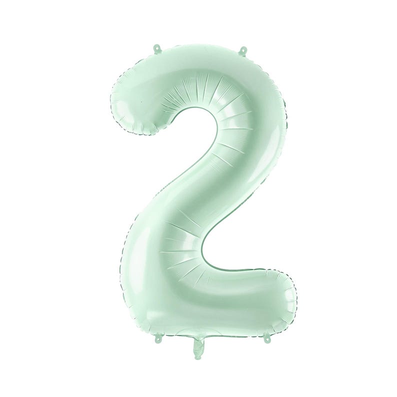 Pu&ograve; includere: Un palloncino di colore verde chiaro a forma di numero due. Il palloncino &egrave; gonfiato e pronto per essere utilizzato per una festa o una celebrazione.