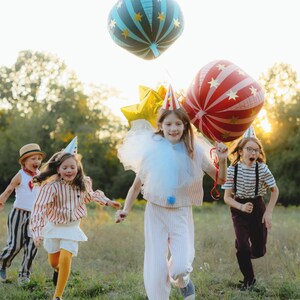 Red and pink striped foil balloon with gold star pattern – circus-themed party decoration, round helium balloon for birthday, carnival, or festive events