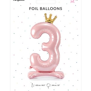 Puede incluir: Globo de l&aacute;mina rosa en forma del n&uacute;mero 3 con una corona dorada en la parte superior. El globo mide 103 cm de alto y 84 cm de ancho. Globos de l&aacute;mina.