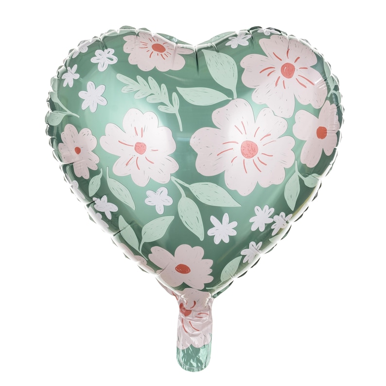 Heart-shaped foil balloon with pink and white floral print on green background – romantic flower balloon for weddings, anniversaries, or spring parties.
