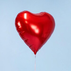 Globo de corazón rojo de 61 cm, decoración romántica para bodas, decoración de aniversario con forma de corazón de papel de aluminio. imagen 6