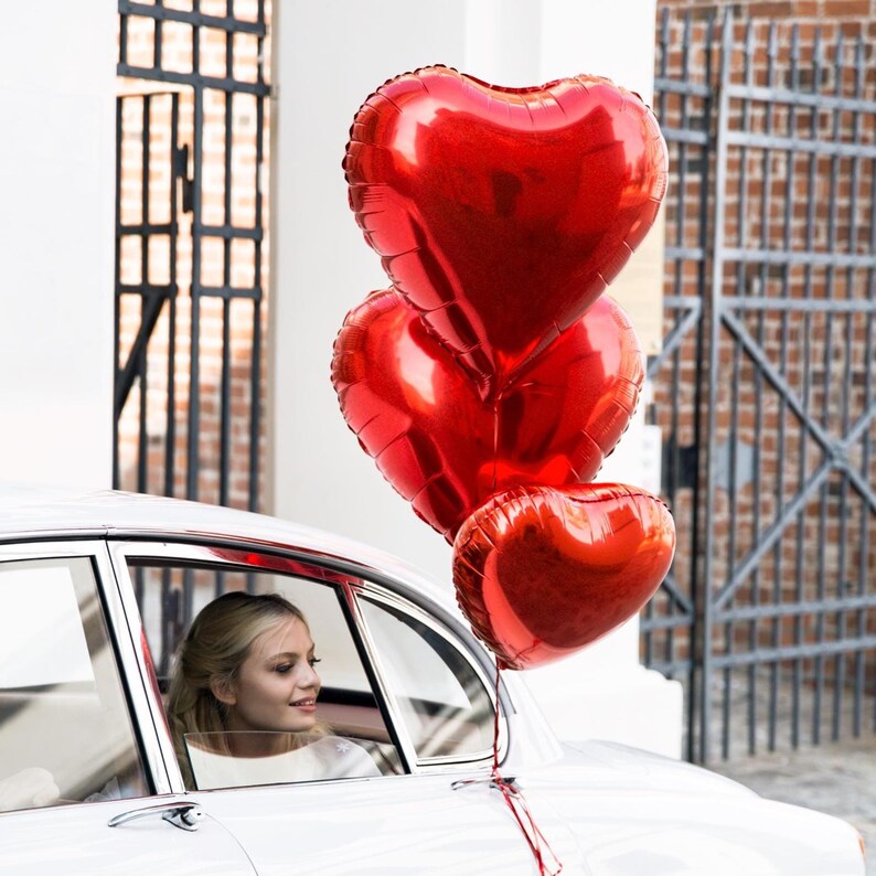 Globo de corazón rojo de 61 cm, decoración romántica para bodas, decoración de aniversario con forma de corazón de papel de aluminio. imagen 7