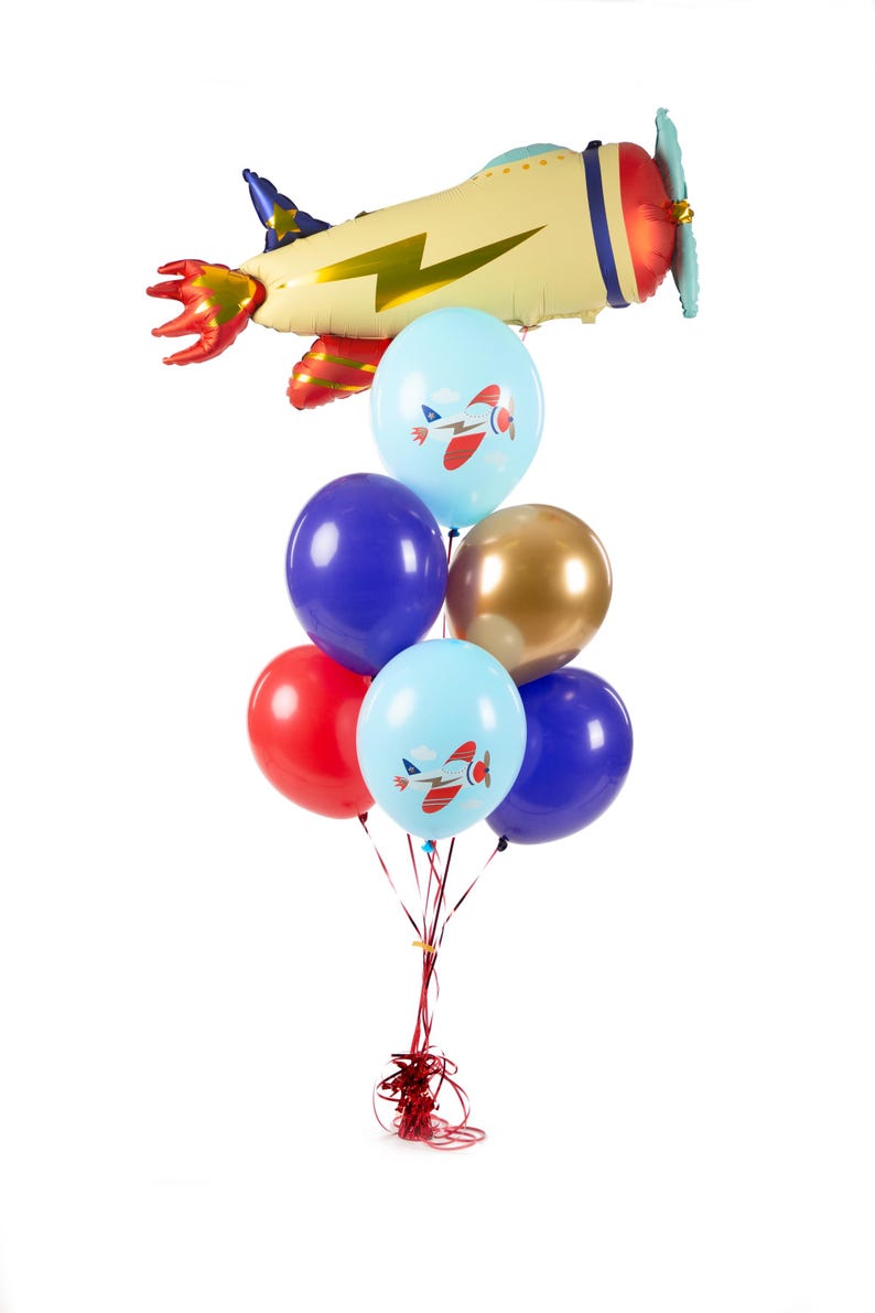 K&ouml;nnte beinhalten: Ein B&uuml;ndel Ballons in Rot, Blau, Gold und Hellblau. Zwei der hellblauen Ballons haben ein kleines Flugzeugmotiv darauf gedruckt. Ein gro&szlig;er gelber Flugzeugballon mit rotem Heck und einem Blitzmotiv befindet sich oben auf dem B&uuml;ndel.