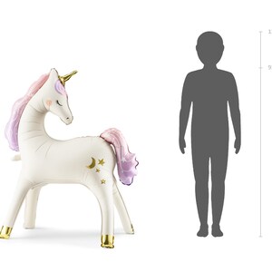 K&ouml;nnte beinhalten: Ein wei&szlig;es aufblasbares Einhorn mit goldenem Horn und Hufen sowie einer rosa-lila M&auml;hne und Schweif. Das Einhorn hat ein Mond- und Stern-Design auf der Seite. Das Einhorn ist etwa 95 cm hoch.
