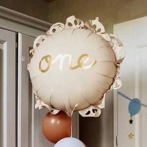 Palloncino in foil ONE 51,5 cm, palloncino in foil per il primo compleanno - palloncino rotondo color crema con scritta "One" dorata e rifiniture in pizzo - decorazione per la festa del primo compleanno