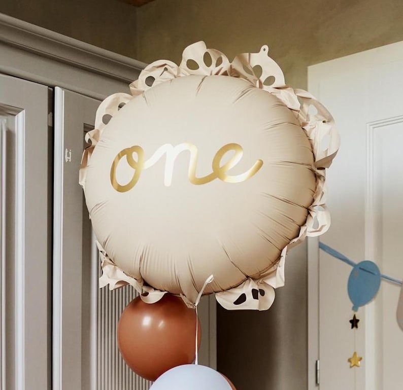 Folieballong "One" i krämfärg: Dekoration för första födelsedagen (51,5 cm) bild 1