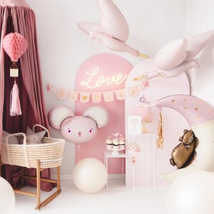 Pu&ograve; includere: Decorazioni per baby shower rosa e oro con un palloncino rosa e bianco a forma di cicogna, un palloncino rosa e bianco a forma di luna, un palloncino rosa e bianco a forma di topo, una lanterna di carta rosa e bianca e uno striscione rosa e bianco che dice "Oh Baby".