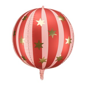 K&ouml;nnte beinhalten: Ein runder Ballon mit roten und rosa Streifen und goldenen Sternen. Der Ballon ist aufgeblasen und f&uuml;r eine Party oder Feier bereit. Eine festliche Dekoration.