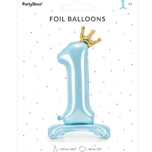 K&ouml;nnte beinhalten: Hellblauer Folienballon in Form der Zahl eins mit einer goldenen Krone oben drauf. Der Ballon ist 103 cm hoch und 84 cm breit.