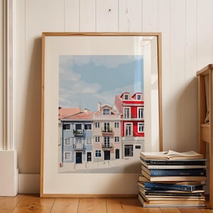 Niedliche bunte Gebäude Art Print, Küsten Architektur Poster, Pastellfarbene Reihenhäuser Kunstwerk, Straße in Lisboa Portugal druckbare Kunst