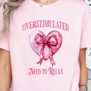 Need a Relax Overstimulated Shirt für Mama, Selbstliebe Geschenk, Mental Health Wellness T-Shirt, Mutterbekleidung, Kraftvolle Frauen, Geschenke für Sie