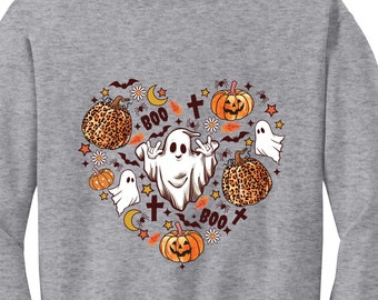Könnte beinhalten: Ein graues Sweatshirt mit einem Halloween-Motiv. Das Design zeigt einen Geist, Kürbisse und das Wort "Boo!" in Herzform.