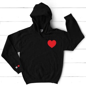 Sudadera con inicial de corazón personalizada, sudaderas para el día de San Valentín, suéter personalizado para parejas, sudadera con capucha con inicial de pareja, inicial a juego en la manga