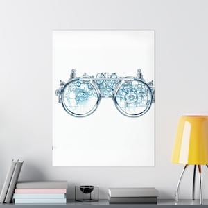 Può includere: Una stampa blu e bianca di occhiali in stile steampunk. Gli occhiali sono dettagliati con ingranaggi ed elementi meccanici, su uno sfondo bianco. Un'opera d'arte murale unica.