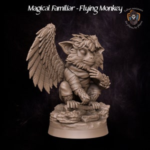 Puede incluir: Una figurita de mono alado marrón con una cara peluda y una expresión traviesa. El mono está sentado sobre una base de roca y tiene las alas extendidas. La figurita está hecha de un material de alta calidad y es perfecta para juegos de mesa o para exhibir.
