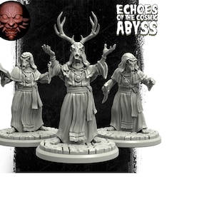Könnte beinhalten: Drei grau bemalte Miniaturfiguren von humanoiden Figuren, die Roben tragen und verschiedene Gegenstände halten. Die Figur in der Mitte hat einen Schädel mit Geweih als Kopf. Der Text "Echoes of the Cosmic Abyss" ist oben im Bild sichtbar.