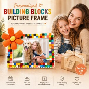 Może przedstawiać: Kolorowa ramka na zdjęcia wykonana z klocków, z napisem "Personalized BUILDING BLOCKS PICTURE FRAME". Ramka zawiera zdjęcie dziewczynki i psa. Pomarańczowy kwiat zdobi ramkę. Obecne jest również pudełko prezentowe z etykietą z napisem "Made with Love".