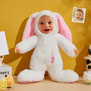 カスタマイズされた写真の顔が付いたパーソナライズされたぬいぐるみウサギ、子供のための愛らしい記念品ギフト、ユニークな結婚式やバレンタインデーのぬいぐるみ