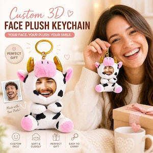 Puede incluir: Un llavero de peluche 3D personalizado con la cara de una persona en forma de vaca. El peluche es blanco con manchas negras, orejas rosas y cuernos dorados. El texto dice "Custom 3D FACE PLUSH KEYCHAIN" y "YOUR FACE. YOUR PLUSH. YOUR SMILE."