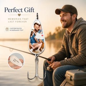 Könnte beinhalten: Ein personalisierter Angelköder mit einem Familienfoto. Der silberfarbene Köder hat einen Drillingshaken und ein kleines, graviertes Etikett. Der Text "Perfect Gift" und "Memories that last forever" ist ebenfalls zu sehen.