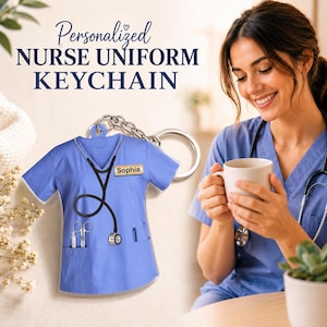 Puede incluir: Un llavero con forma de uniforme de enfermería azul claro que presenta un estetoscopio negro impreso, una etiqueta con el nombre Sophia y bolsillos con una jeringa y tijeras. Incluye una cadena de metal plateado y una anilla circular.