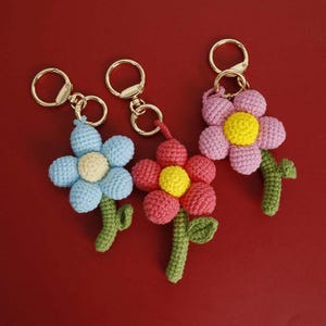 Llavero de flores de crochet: ramo de punto hecho a mano, regalo de cumpleaños perfecto, llavero elegante para mujeres, adolescentes y seres queridos
