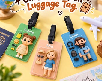 Può includere: Tre etichette per bagagli rettangolari in verde, pesca e blu, ognuna con un personaggio dei cartoni animati in 3D e accessori da viaggio. Le etichette sono personalizzate con i nomi Adela, Mia e Liam e includono cinturini neri per il fissaggio.