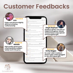 K&ouml;nnte beinhalten: Ein Smartphone zeigt Kundenbewertungen mit F&uuml;nf-Sterne-Bewertungen und Testimonials. Der Bildschirm zeigt Bewertungen, die Handwerkskunst, Druckqualit&auml;t und hilfreichen Service loben. Der Text "Customer Feedbacks" ist sichtbar.