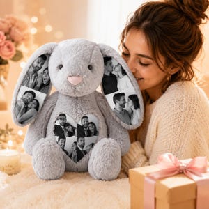 Peut inclure: Une peluche lapin grise avec de longues oreilles et une texture douce. Le lapin présente un empiècement en forme de cœur sur la poitrine et deux empiècements sur les oreilles, tous imprimés de collages photographiques en noir et blanc.