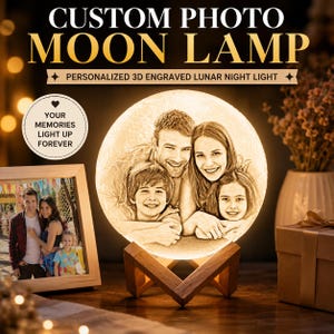 Pode incluir: Luminária lunar 3D gravada personalizada com um retrato de família. A luminária está em um suporte de madeira. O texto diz "CUSTOM PHOTO MOON LAMP" e "YOUR MEMORIES LIGHT UP FOREVER". Uma foto emoldurada também é visível.