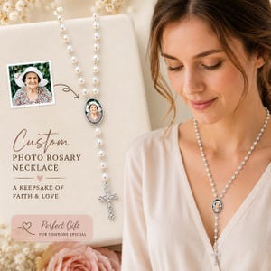 Peut inclure: Un chapelet personnalisé avec des perles blanches, un crucifix argenté et un médaillon ovale central contenant une petite photo d'une personne âgée portant un chapeau blanc. Le texte indique Custom Photo Rosary Necklace.