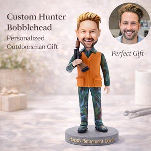 Op de afbeelding: Een gepersonaliseerd bobblehead-beeldje van een man in een camouflage-outfit en een oranje vest, met een geweer. De basis luidt "Happy Retirement Dave!" en de tekst "Custom Hunter Bobblehead, Personalized Outdoorsman Gift" wordt weergegeven.