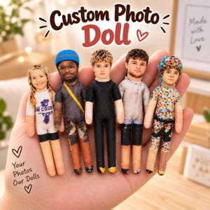 Könnte beinhalten: Fünf kleine, individuell gestaltete Fotopuppen mit aufgedruckten Gesichtern und verschiedenen Outfits, darunter ein weißes Oberteil mit blauem Text, ein dunkles Oberteil mit gelbem Riemen, ein schwarzes Langarm-Outfit, ein hellgraues Oberteil und ein buntes Blumenmuster.