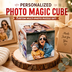 Puede incluir: Un cubo mágico fotográfico personalizado con texto de regalo de rompecabezas multifoto personalizado. El cubo muestra fotos familiares y se encuentra sobre una rodaja de madera. Una foto enmarcada y una caja de regalo con lazo están en el fondo.