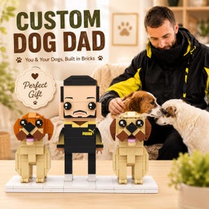 Może przedstawiać: Spersonalizowana figurka z klocków przedstawiająca mężczyznę z dwiema figurkami psów, z napisem "CUSTOM DOG DAD" i "You & Your Dogs, Built in Bricks". Mężczyzna ma na sobie czarno-złotą koszulkę Puma. Psy są w kolorze brązowym i beżowym.