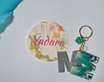 Llaveros de resina,con doble Letterman y flor pequeña.llavero de resina.con doble letra,y una pequeña flor.Regalo día del padre,regalo mamá