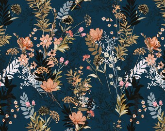 Puede incluir: Un dormitorio con un papel tapiz floral azul verdoso con un patrón repetitivo de flores y hojas rosas, naranjas y doradas. Una cama marrón con una manta marrón y almohadas blancas está en primer plano. Una mesa de madera con un jarrón de flores secas, dos tazas y un libro está en primer plano.