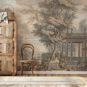Könnte beinhalten: Eine Wandtapete im Vintage-Stil, die eine klassische Gartenszene mit einem großen Baum, einem Steinbrunnen und einem Gebäude im Hintergrund zeigt. Die Tapete ist in einem Raum mit einem Holzschrank und einem Stuhl angebracht.
