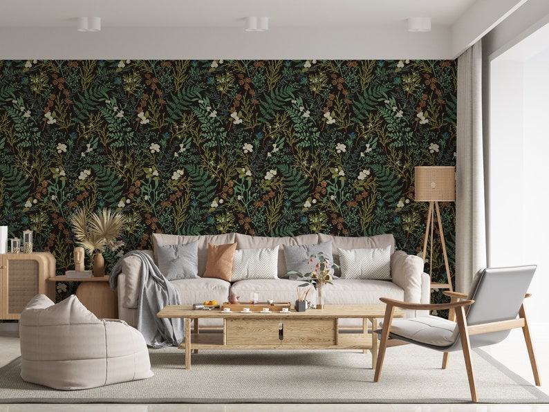 Puede incluir: Un interior de sala de estar con un sof&aacute; blanco y una mesa de caf&eacute;. La pared est&aacute; cubierta con un papel tapiz floral verde oscuro y marr&oacute;n con un patr&oacute;n repetitivo de hojas y flores.