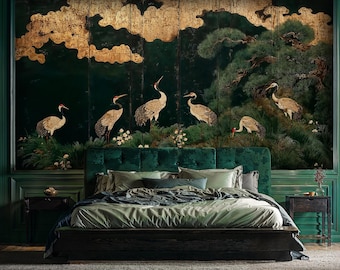 Pode incluir: Quarto com cabeceira de veludo verde escuro e roupa de cama verde sálvia. A parede apresenta um mural de guindastes em uma paisagem natural com detalhes dourados. O quarto tem painéis verdes escuros.