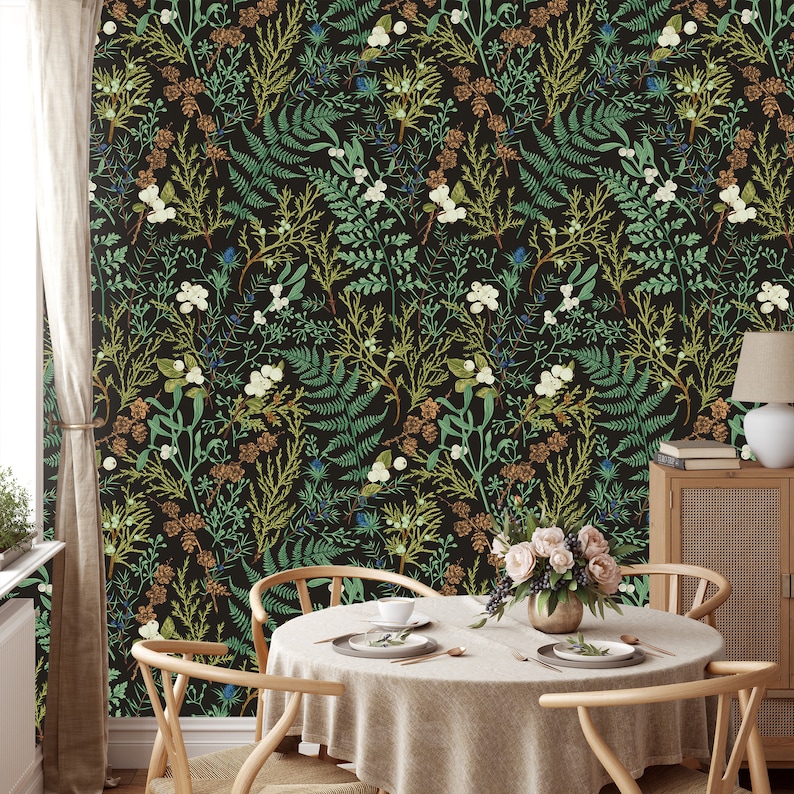 Puede incluir: Una mesa de comedor con un mantel blanco y un papel tapiz con estampado floral. El papel tapiz presenta un fondo oscuro con dise&ntilde;os florales verdes y blancos. Hay dos sillas a cada lado de la mesa y un jarr&oacute;n de flores en el centro.