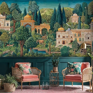 Puede incluir: Un mural vibrante que representa una escena de palacio indio con exuberante vegetación, árboles y fauna. La obra de arte presenta una arquitectura detallada, incluyendo cúpulas y arcos, con una paleta de colores verdes, azules y dorados. Dos sillones color coral con cojines florales.