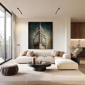 Puede incluir: Un gran cuadro cuadrado de pared que representa la Torre de Isabel, conocida como Big Ben, en Londres. La obra muestra la torre del reloj sobre un cielo oscuro y atmosférico, colgada sobre un sofá seccional beige en una sala de estar.