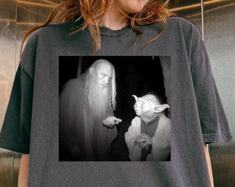 Camiseta unisex con cruce entre Gandalf y Yoda, regalo para fanáticos de El Señor de los Anillos de Star Wars, top gráfico divertido, ropa geek, ropa combinada de películas de fantasía