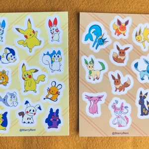 Puede incluir: Dos hojas de pegatinas con varios personajes de Pokémon. La primera hoja presenta a Pikachu, Eevee y otros Pokémon en varias poses. La segunda hoja presenta las evoluciones de Eevee, incluyendo Vaporeon, Jolteon, Flareon y más. Ambas hojas tienen un fondo a rayas amarillo y blanco con el texto "@StarryReni" en la parte inferior.