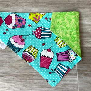 Sobre el collar Reversible Cupcake Bandana / Personalizado / Perro de cumpleaños / Regalo para perros / Regalo de perro / Regalo de perro personalizado / Pañuelo para perros / Brillante