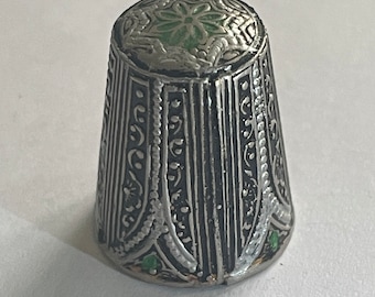 Vintage decoratieve metalen vingerhoed met groen geëmailleerd detail, mogelijk Spaanse herkomst