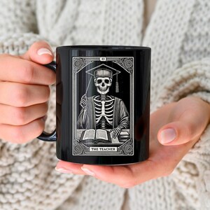 Taza de carta de tarot para maestros, regalo de maestro gótico, taza de enseñanza espeluznante, regalo para maestros de ciencias, copa de maestros esqueleto, regalo de amante de la enseñanza