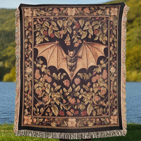 Fladdermusvävd filt, blommig gobelängdekor i Cottagecore, medeltida gotisk väggbonad med fladdermusmotiv, unik present till fladdermusälskare
